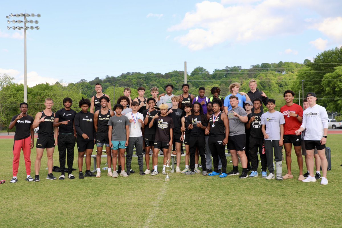 CHS Girls & Boys Track 2024 REGION CHAMPIONS🏆🐝🏆 Congratulations to these athletes and head coach Brant Murry! #GoJackets