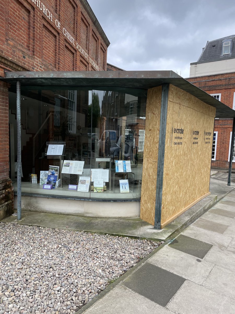 This lovely little building by David  Chipperfield Architects, the Christian Science reading room in Richmond seems to have been damaged. Does anyone know what happened/is happening to it? Is it listed? I hope so, it should be. ⁦@LBRUT⁩ #davidchipperfield