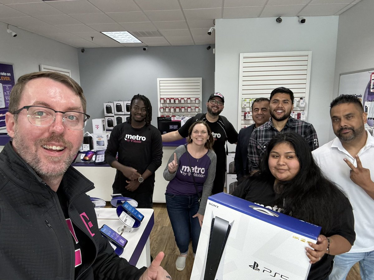 oscarzarago1's tweet image. TOTALLY great visits recognizing some awesome performances and the #10 store all of 2023 !! #metrobytmobile #pacesetters