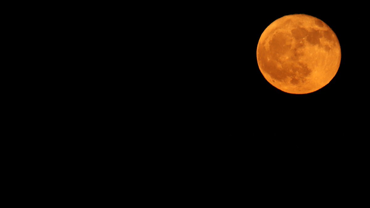 Pink Moon in her full glory tonight. Dublin Road Newry🌕 @bbcniweather @WeatherAisling  @Louise_utv  @Rita_utv @WeatherCee @barrabest @angie_weather @geoff_maskell @katieandrewstv