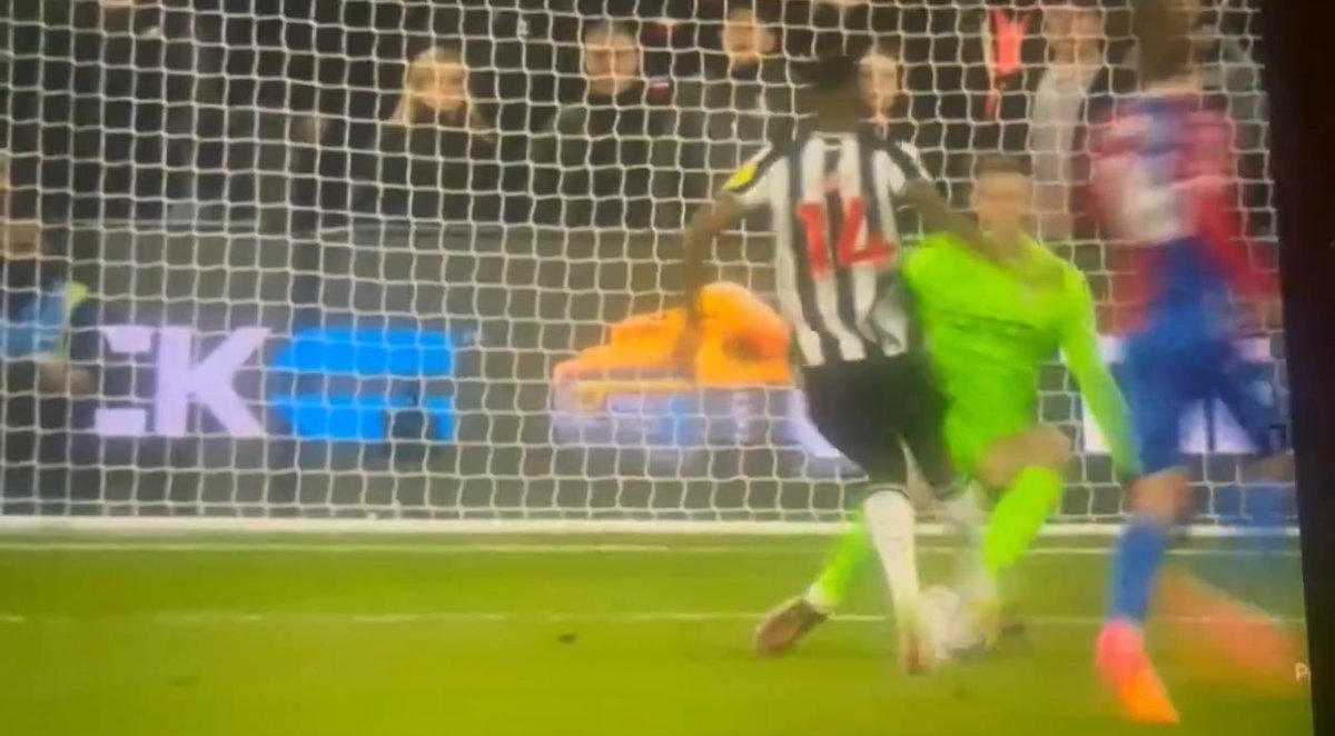 Footy_Tipsters's tweet image. I know it’s a very hard call, but if that went through Hendersons legs that would go into the goal from 6 yards. You see how Isak has touched it and the direction it has moved from the save. @OptaJoe - everyone needs this shot on target. Many betslips are relying on it.