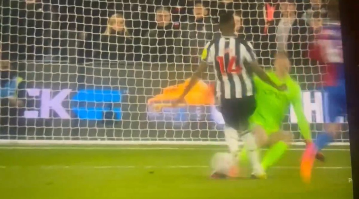 Footy_Tipsters's tweet image. I know it’s a very hard call, but if that went through Hendersons legs that would go into the goal from 6 yards. You see how Isak has touched it and the direction it has moved from the save. @OptaJoe - everyone needs this shot on target. Many betslips are relying on it.