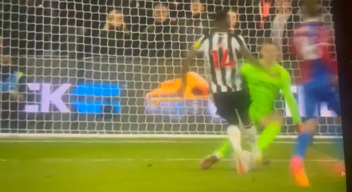 Footy_Tipsters's tweet image. I know it’s a very hard call, but if that went through Hendersons legs that would go into the goal from 6 yards. You see how Isak has touched it and the direction it has moved from the save. @OptaJoe - everyone needs this shot on target. Many betslips are relying on it.