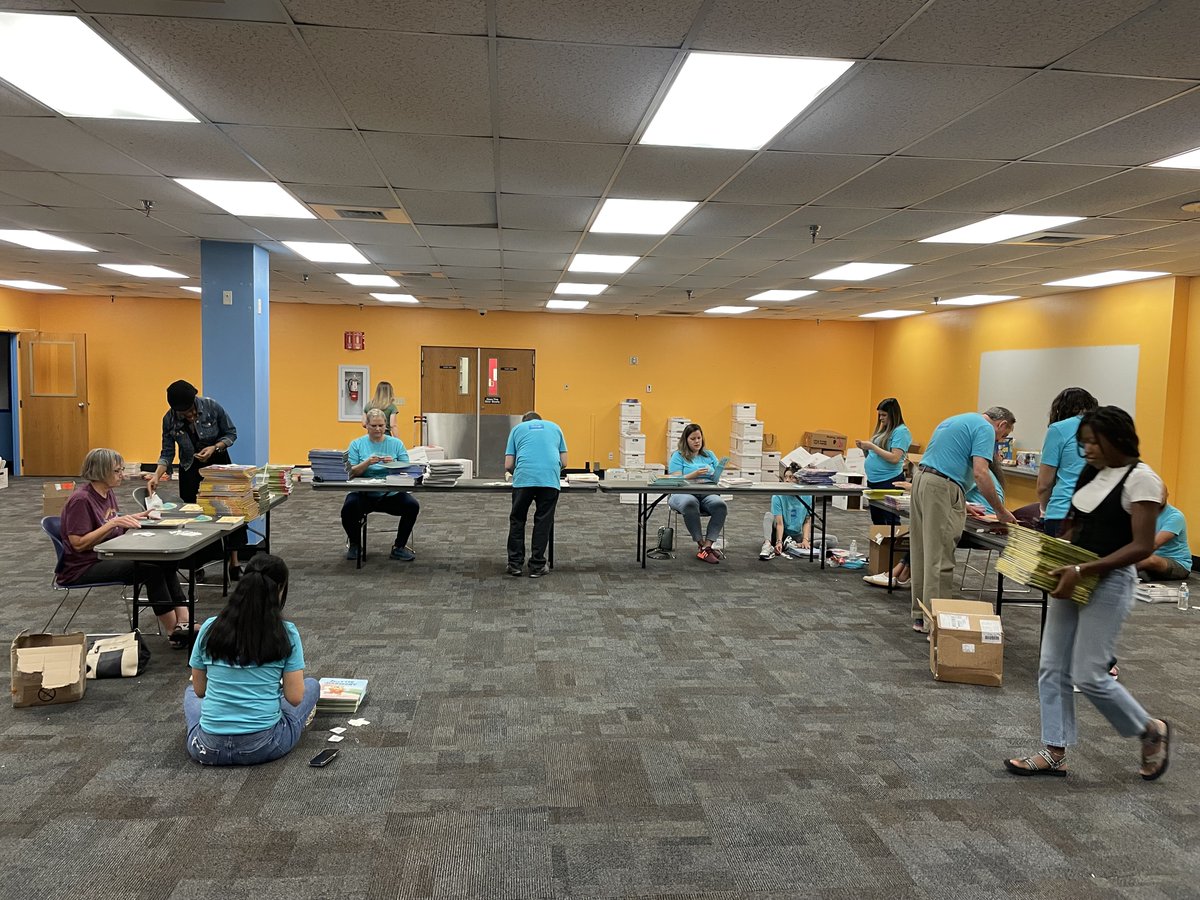 We had an amazing day of prepping books for distribution with volunteers from @CharlesSchwab’s Arizona branches. Thank you so much for joining us and helping us foster a love for reading in Arizona’s kids!
#azuraliteracy #volunteers #charlesschwab #kidsneedtoread #literacyforall