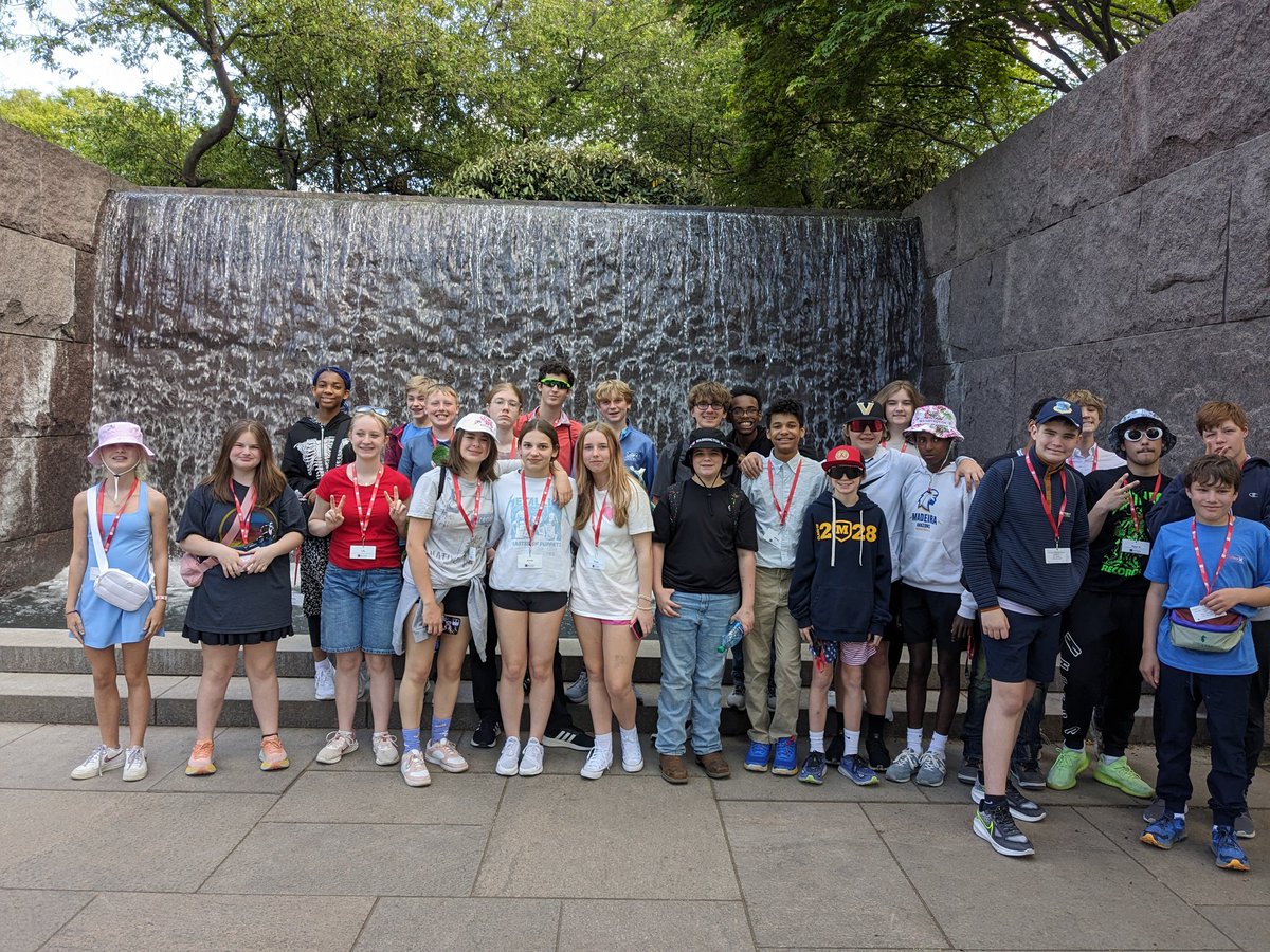 SpringerOGWA's tweet photo. It's been a busy day! We started at Arlington Cemetery, from there the Natural History Smithsonian Museum and National Archives and finally the FDR memorial and MLK memorial. https://t.co/4LcncE5Agk