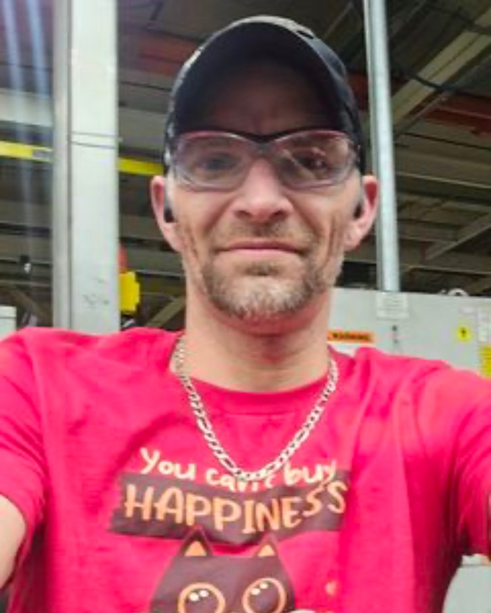 #UAW members nationwide show off their red shirts for Solidarity Wednesday.
#StandUpUAW #Solidarity