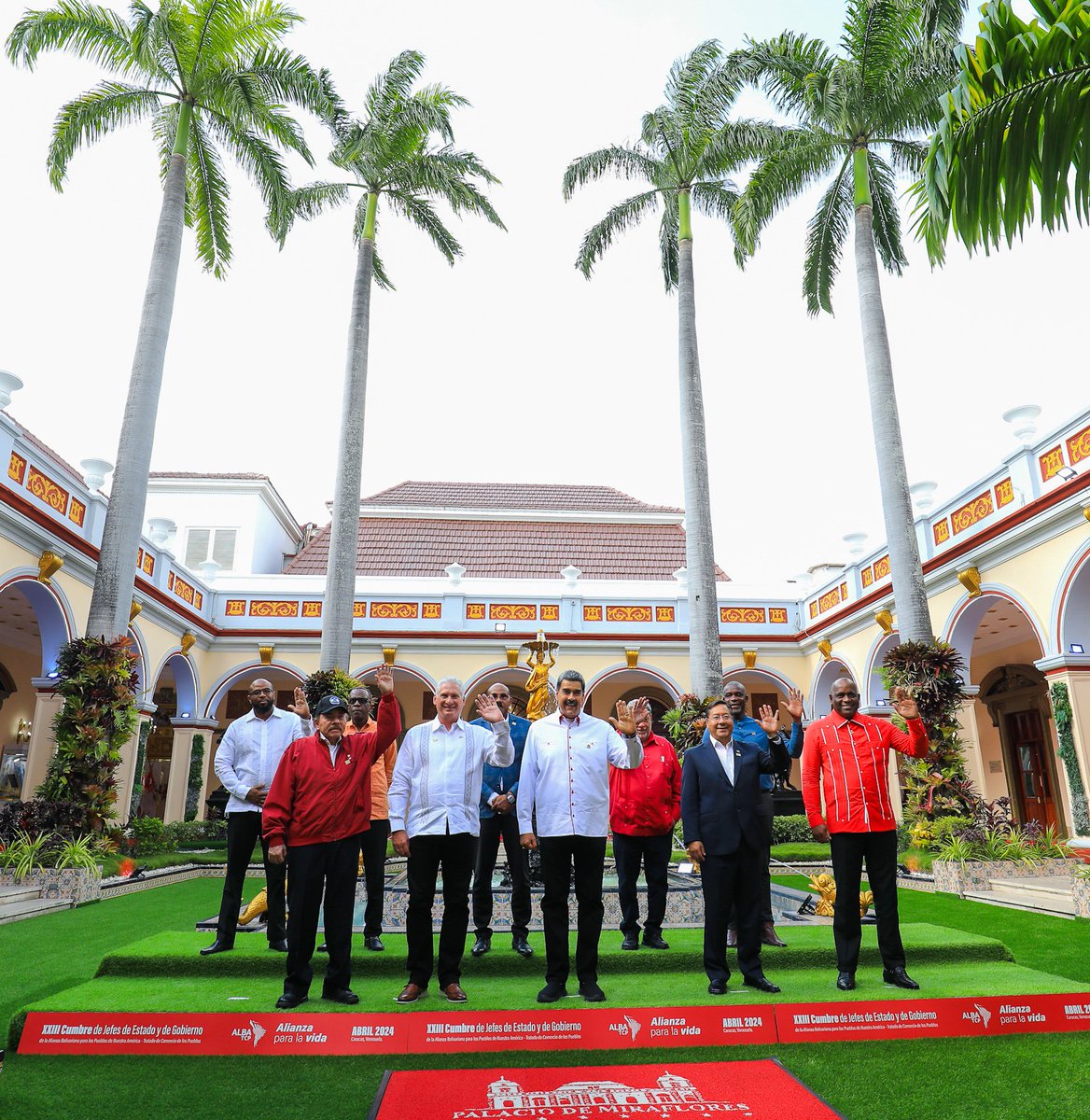 NicolasMaduro's tweet photo. Les comparto la foto oficial de la XXIII Cumbre de la ALBA - TCP, junto a los Jefes de Estado y Gobierno de nuestra América y el Caribe. Es gratificante compartir con ustedes este encuentro, para la unión y el desarrollo de nuestros pueblos bolivarianos, con base en los principios de los libertadores revolucionarios, la solidaridad, el respeto y la cooperación. ¡Que viva la Alba!