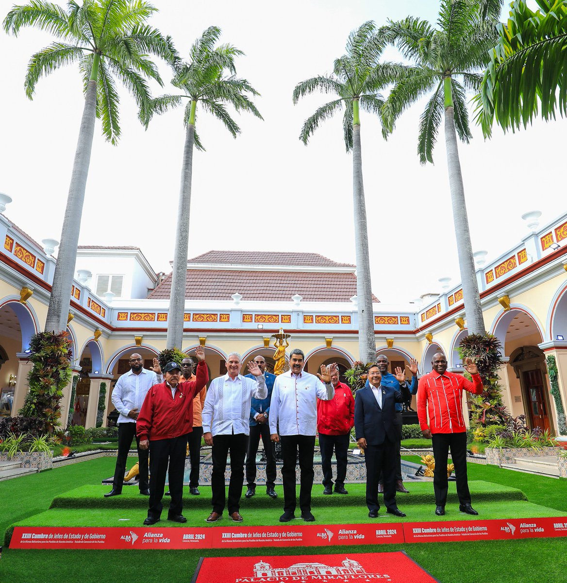 Les comparto la foto oficial de la XXIII Cumbre de la ALBA - TCP, junto a los Jefes de Estado y Gobierno de nuestra América y el Caribe. Es gratificante compartir con ustedes este encuentro, para la unión y el desarrollo de nuestros pueblos bolivarianos, con base en los…