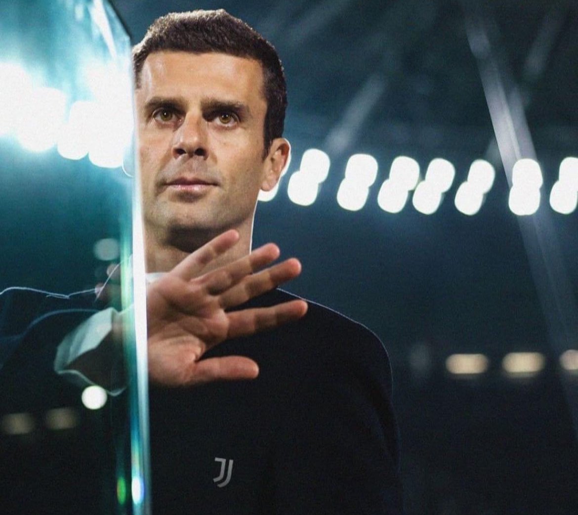 SemeraroNick's tweet photo. ✅⚪️⚫️Tutto fatto per Thiago Motta alla Juventus. 

Il background di tutto quello che è successo e vi ho raccontato:
-La Juventus contatta Thiago a gennaio tramite Canovi
-Thiago Motta apre alla possibilità di approdare in bianconero 
-Febbraio: Thiago Motta informa il Bologna di non voler intavolare una trattativa per il rinnovo del contratto in quel determinato momento
-Marzo: La Juventus incontra l’allenatore e trova l’accordo economico-progettuale.
-7 aprile: Thiago dà la sua parola alla Juventus e rifiuta le avance del Milan. 

Oggi: Thiago Motta ha informato i calciatori del Bologna della scelta presa per il suo futuro.

Welcome Thiago. ⚪️⚫️

#Juventus #ThiagoMotta