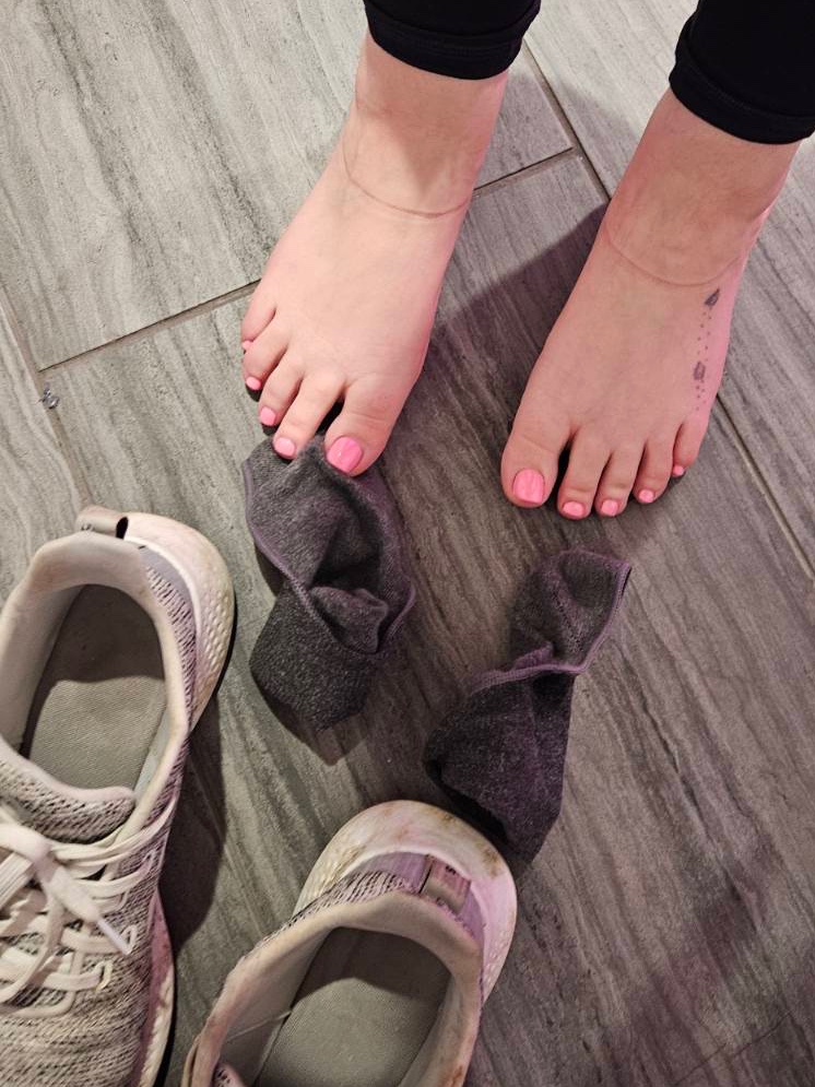 ✨Who wants a pair of my sweaty gym socks?? 🧦✨ @rt_feet @Feetopia @FootParadiseRT @thefootlover01 @profeetsub @Maturefootlover @ILiveForFeet2 @PediPolice @FootPeeps Foot Fetish 👣 || Sweaty Socks || FootPics 📸 || Stinky Feet || Workout || FootModel ✨