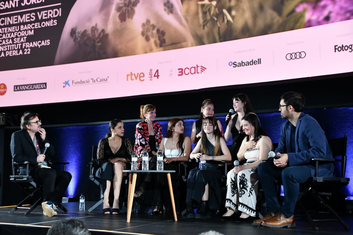 BCNFilmFest's tweet photo. Tanquem el setè dia del #BCNFilmFest2024 amb la colpidora #Alumbramiento, un drama basat en fets reals i poc coneguts de l'Espanya postfranquista dels anys 80. 

Estrena mundial amb una emotiva presentació i col·loqui per part del director Pau Teixidor i les meravelloses actrius del film. ✨