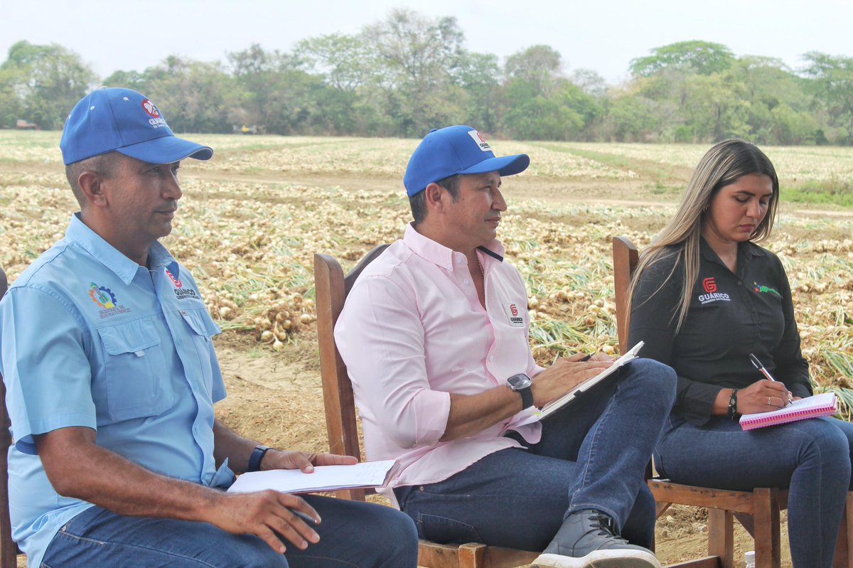 Sostuvimos un conversatorio con productores cebolleros del municipio Julián Mellado para debatir acerca de los avances productivos en este rubro. En nombre de nuestro Presidente @NicolasMaduro, seguiremos apoyando e impulsando a nuestros campesinos y campesinas.