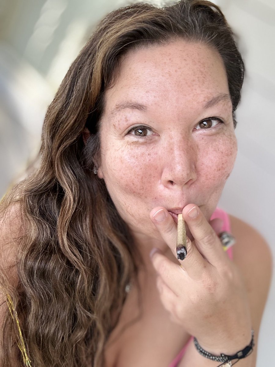 Join me in my evening sesh… I’m blowing KK. Stoners, if you’re not smoking meow, why??? #ShelleySmokes #StonerBabe #StonerFam #AsianPrincess #allnatural ✌️💛🎶