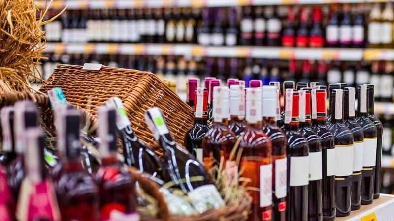 #SuudiArabistan 'ın ilk #alkol mağazası başkent #Riyad 'ın diplomatik bölgesinde açıldı.

Müşterilerin bir mobil uygulama üzerinden kayıt yaptırmaları, dışişleri bakanlığından izin kodu almaları ve alışverişlerinde aylık kotalara uymaları gerekecek.