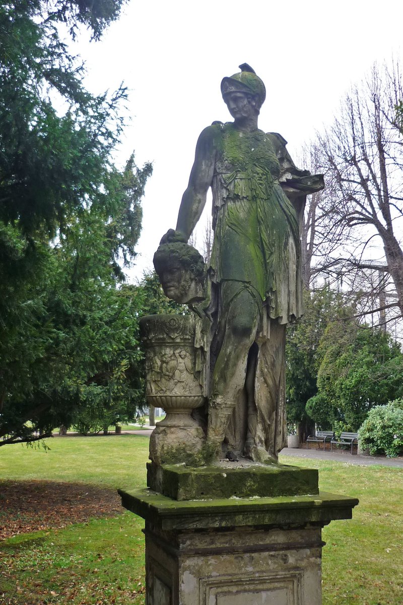 Tomris Hatun'un heykeli, Almanya'nın Dresden şehrinde bulunan Friedrichstadt Hastanesi parkındadır. Başlık Hun başlığıdır. Elinde ise yendiği Pers kralı Kiros'un kesik başı vardır. Ermeni soykırımını savunduğu için diyaspora Ermenilerinden ödüllü Hilal Kaplan'ın TRT'si uyduruk…