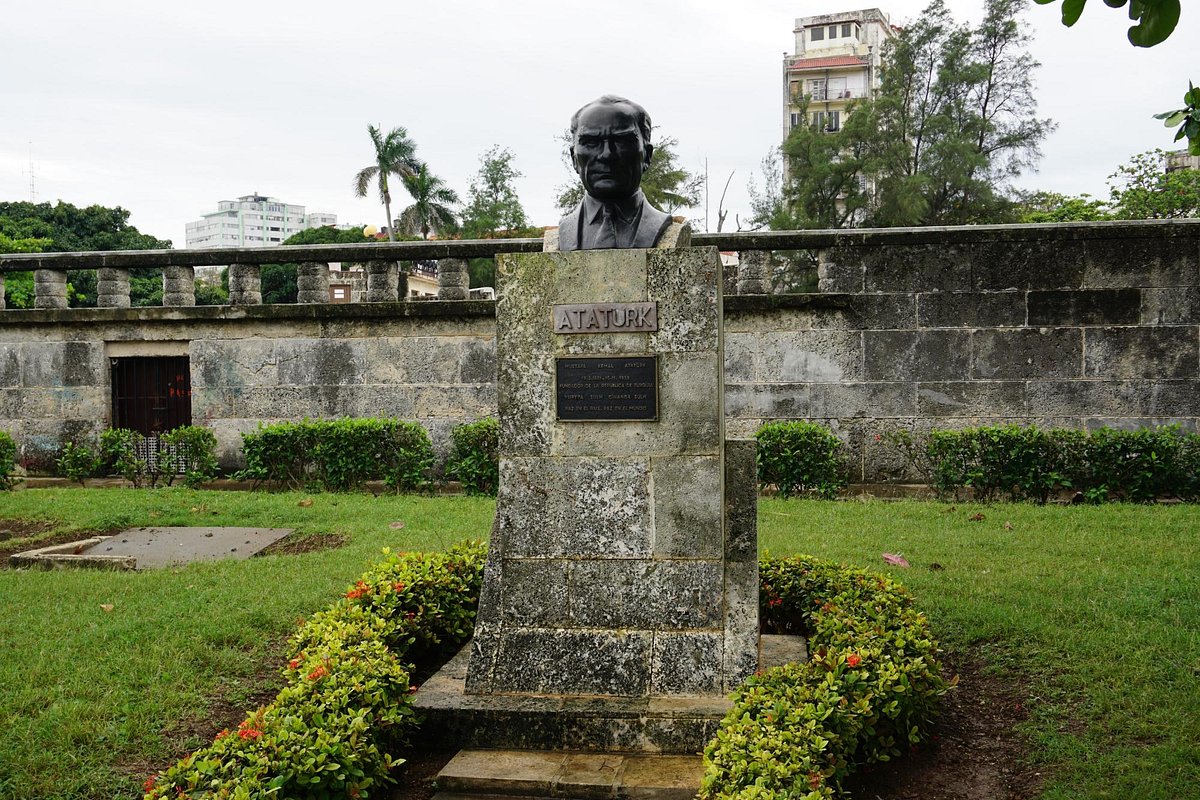 Küba'da Fidel'in heykeli yoktur.
Che ve Camilo'nun rölyefleri vardır.
Ama Mustafa Kemal'in Büstü vardır.
Çünkü Cumhuriyet Devrimimiz Emperyalizme karşı verilmiş başarılı ilk Kurtuluş Savaşının ürünüdür.
Emperyalistlerin yenilebileceğini göstermiştir.
3. Dünya sahiplenir.