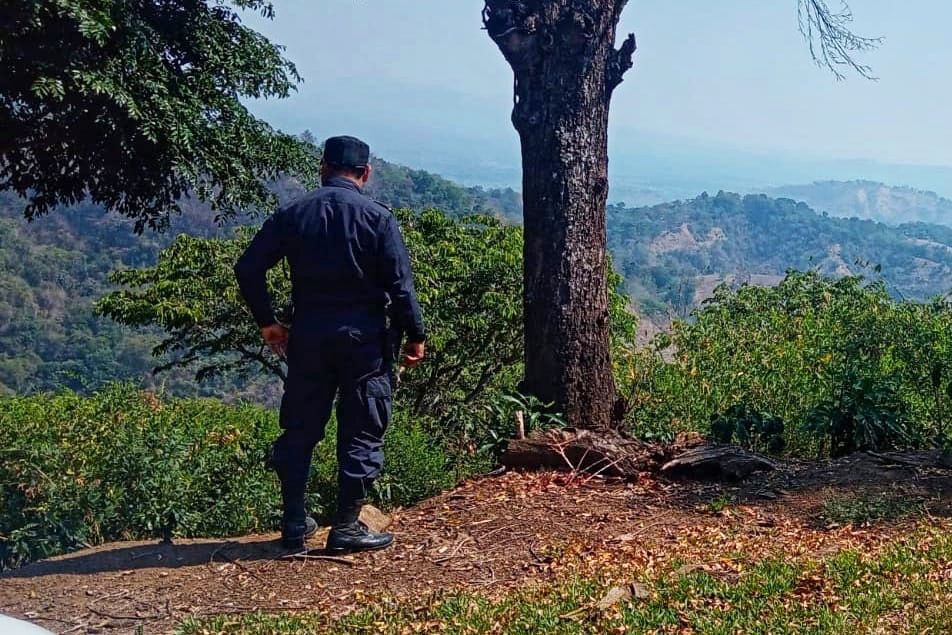 Continuamos buscando a los remanentes de terroristas y en Talnique, La Libertad, policías se desplazan en la zona montañosa, garantizando seguridad. #GuerraContraPandillas