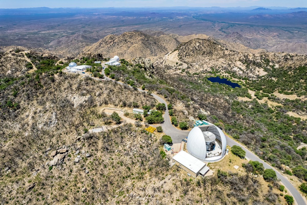 This aerial drone view shows the Southwest Ridge of the @NSF @KittPeakNatObs, a Program of @NSF @NOIRLabastro, recovering from the Contreras Fire that reached the observatory grounds in June 2022. 📷KPNO/NOIRLab/NSF/AURA/P. Marenfeld noirlab.edu/public/images/…