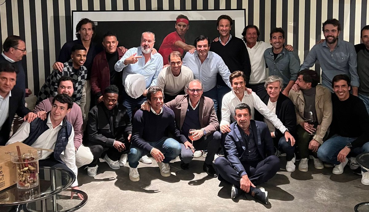 AlejandroSanz's tweet photo. La vida es un escenario para celebrar con los amigos. La excelencia lleva tu nombre mi querido @RafaelNadal 
👏👏👏 https://t.co/CePi4hiRUE