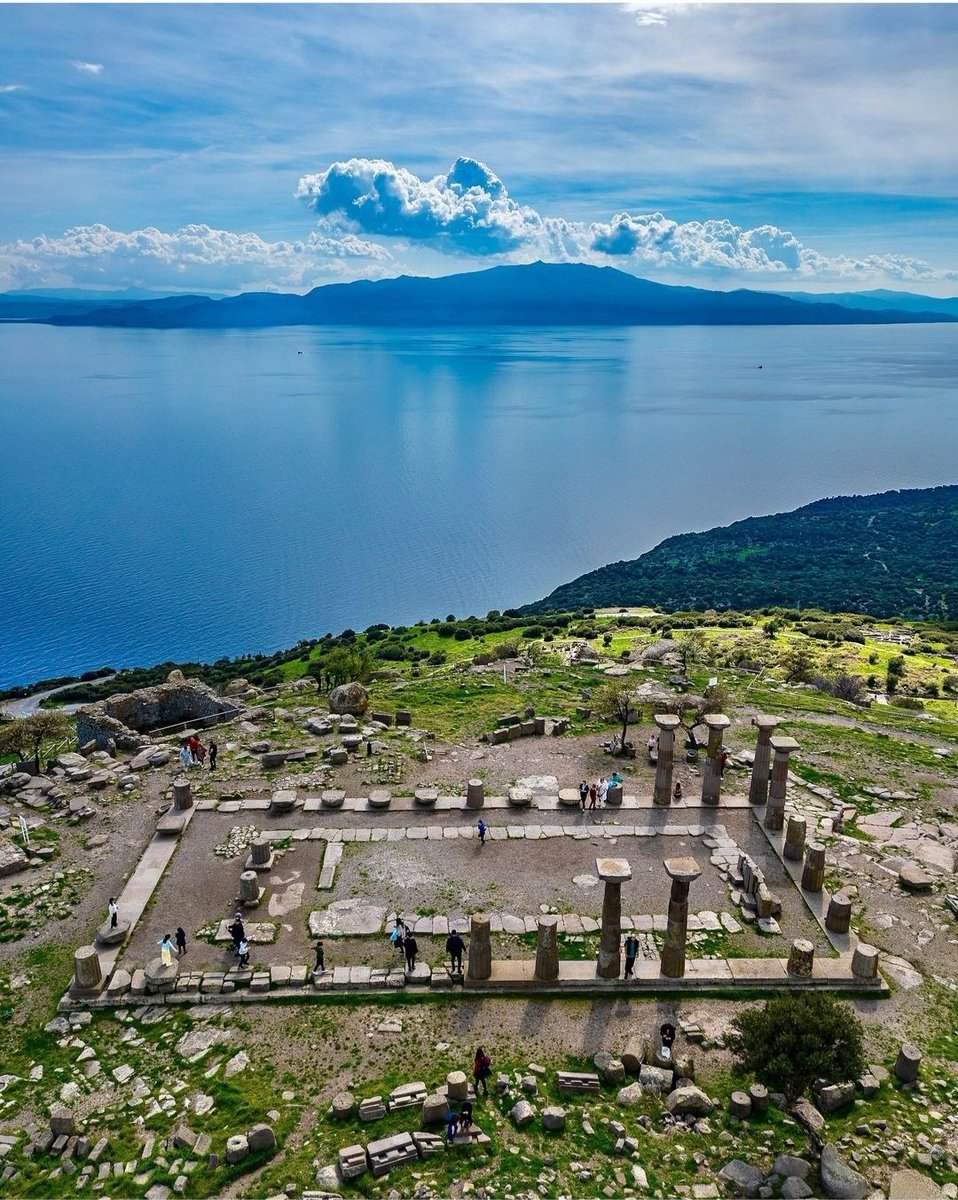 🏛 The remains of the temple of Athena (dated 530 BCE), at Assos, near Behramkale, modern-day Turkey. The settlement of Assos dates back to 1000-900 BCE and has a very interesting history, including links with Aristotle and St. Paul. More information here:…