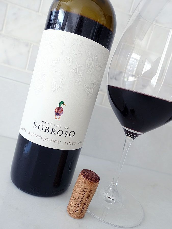 🇵🇹 🍷 It's #WineWednesday & I'm enjoying 2021 Herdade do #Sobroso Red (89 pts, $20) from #Portugal. This 4-grape blend arrived in @LCBO VINTAGES earlier this month. Review: buff.ly/49RhEgg @Eurovintage @wines_portugal @WPTUK #Alentejo #wine #vinho #wiyg #winelover #ww