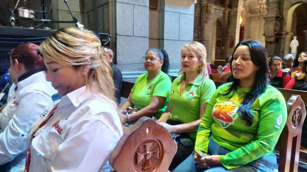 #24Abr || @MercalOficial Mérida celebró vigésimo primer aniversario en atención social al pueblo, con una misa en acción de gracias y una ofrenda floral ante el monumento ecuestre del Libertador en la plaza Bolívar de la ciudad capital. #SembrandoPatria