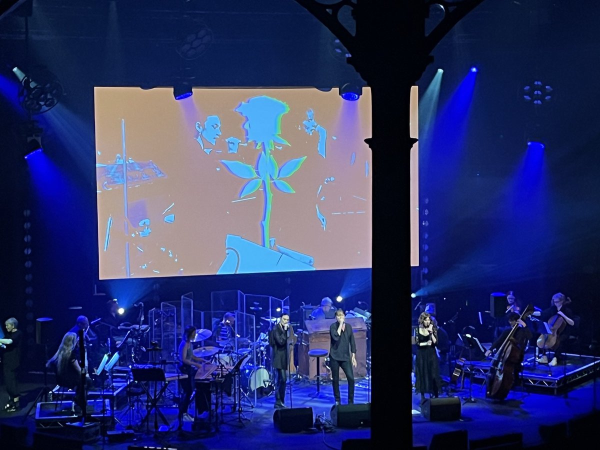 Elegiac but celebratory vibe for @Paraorchestra’s #DeathSongbook @Roundhouse fronted by typically hardworking @BrettAndersonHQ & guests Gwenno & wor @nadineshah. Highlights incl lovely fragile chamber version of Japan’s ‘Night Porter’ & spine-tingling reading of Brel’s ‘My Death’