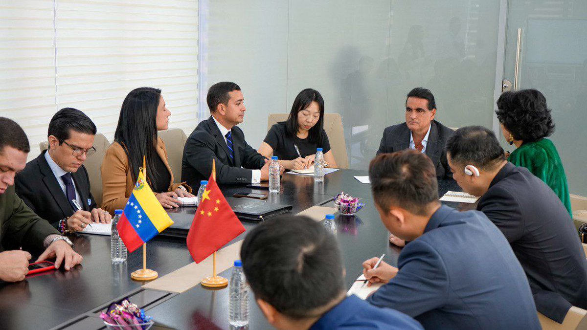 Continuamos impulsando el desarrollo de las inversiones en diversos sectores productivos del país. En esta ocasión, recibimos a una alta delegación del Instituto de Altos Estudios de Zonas Económicas Especiales de Shenzhen, China. Acompañados por el superintendente de las #ZEE