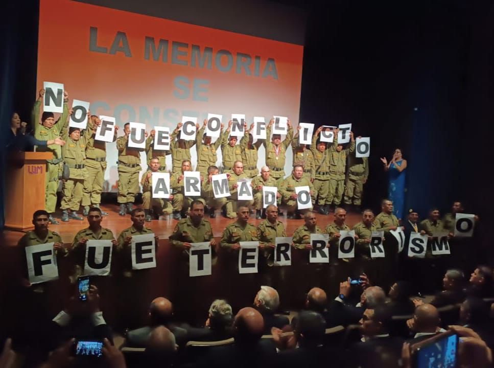 Militares tomando un espacio emblemático del caviarismo: el LUM. Una cosa hermosa.