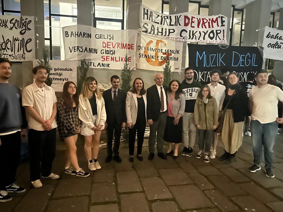 ODTÜ Öğrencilerinin Bahar Şenlikleri için Rektörlük önünde başlattıkları oturma eyleminde yanlarındayız.

Arkadaşlarımızın taleplerini dinledikten sonra Şenlikler için destek sözümüzü iletmek ve çözüm üretmek üzere ODTÜ Rektörü Sayın Verşan Kök’ten randevu talep edeceğiz.