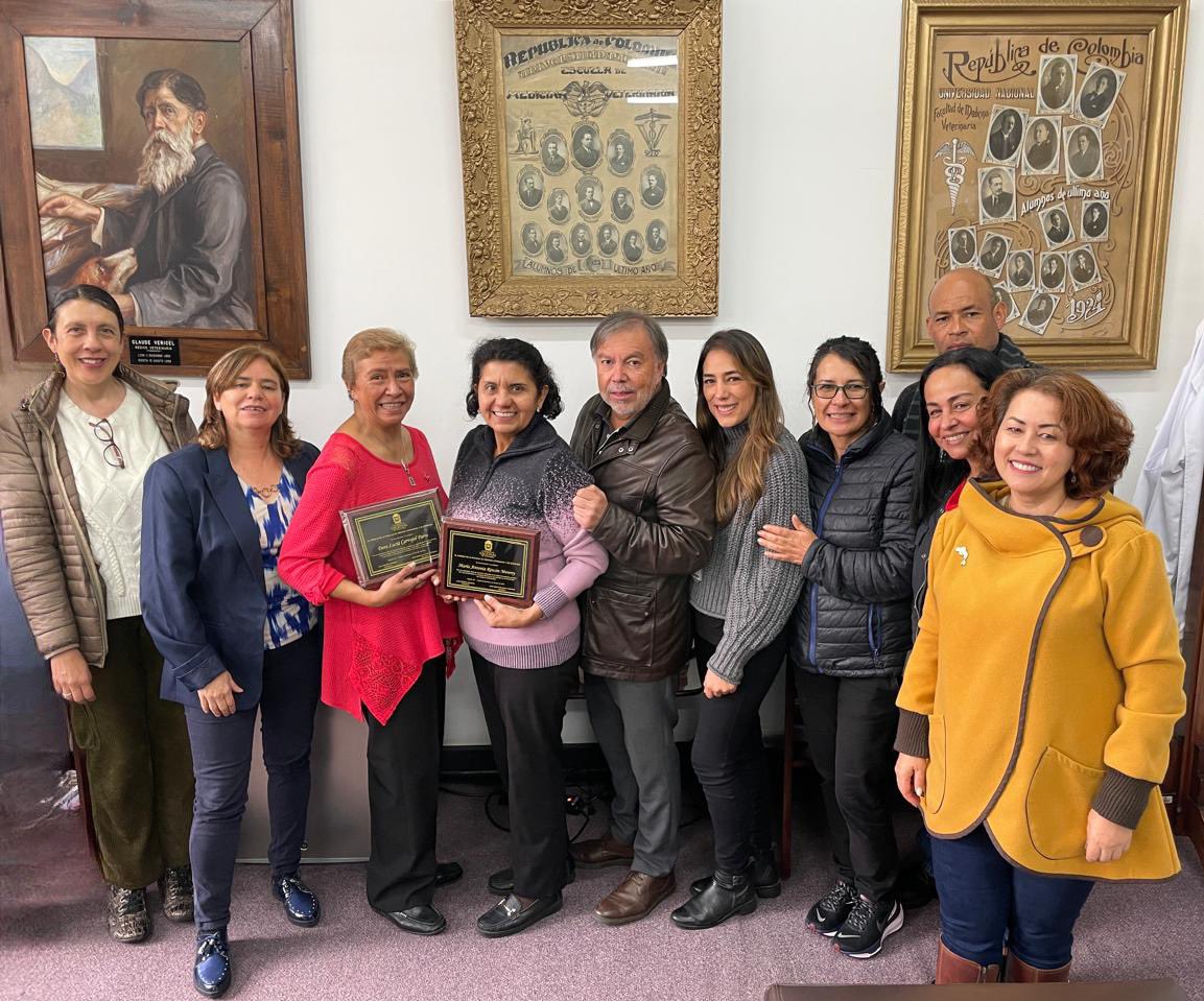 El Consejo de la Facultad de Medicina Veterinaria y de Zootecnia @UnalOficial realizó el 22-04 homenaje🏅a nuestras profesoras 👩🏻‍🏫Dora Lucía Carvajal y 👩🏻‍🏫María Antonia Rincón por su reciente jubilación. Agradecemos su labor y deseamos lo mejor en esta nueva etapa de sus vidas.