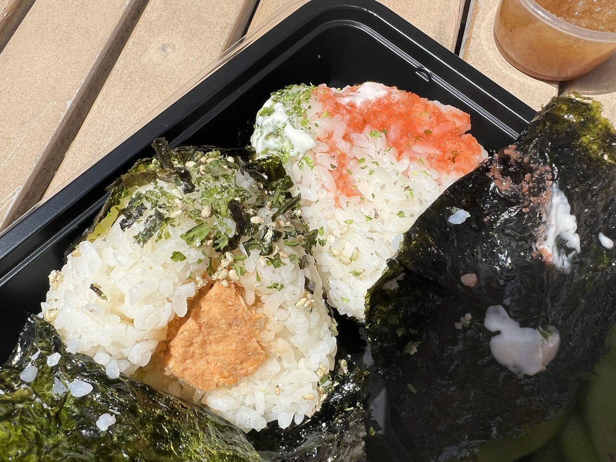 O-musubi artisan rice balls at Sunny Blue. I had the lunch bento with Mentaiko and Spicy Salmon with karaage, edamame and kinpira gobo as sides. Fresh nori really makes this special! #culvercity #japanesefood