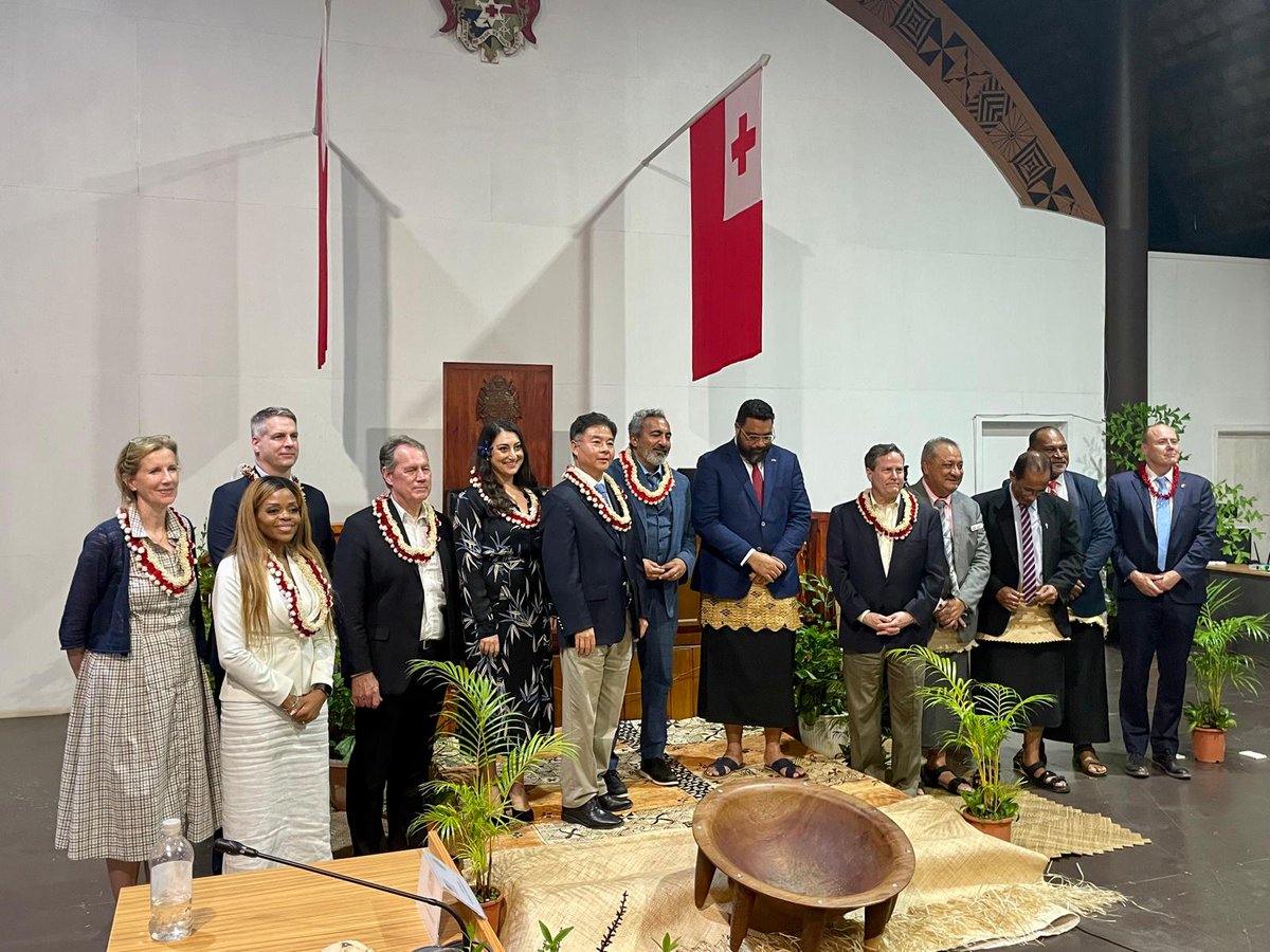 The visiting US Congress-@unfoundation delegation also made a courtesy call on Tonga's Lord Speaker Fatafehi Fakafānua to hear about the priorities of 🇹🇴's Legislative Assembly. The UN, through @UNDP_Pacific, @unwomenpacific, @UNFPAPacific & @UNICEFPacific also briefed Lord