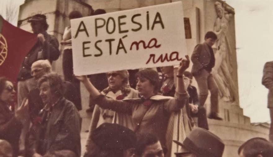A cineasta Margarida Gil segura o cartaz com a frase de Sophia de Mello Breyner Andresen, que daria a origem a um dos mais icónicos cartazes do 25 de Abril