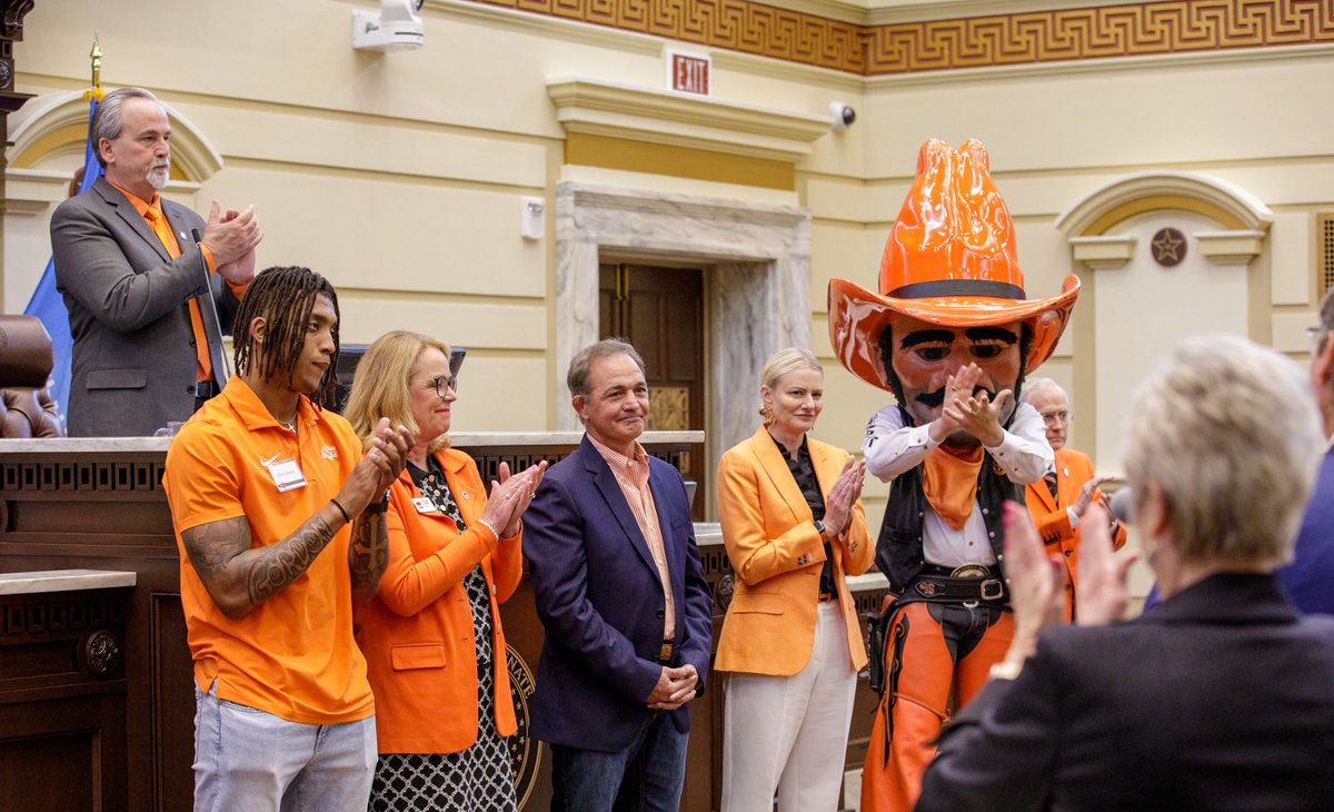 Great time getting to honor the legend at the Capitol today 👏 #GoPokes