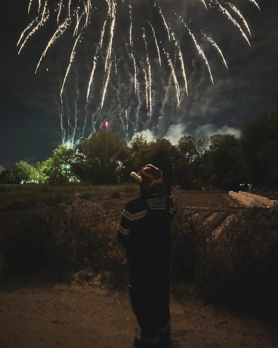 protetorres's tweet photo. 🟠🔵 #SanMartin Durante la noche de hoy nuestra agrupación colaboró con los compañeros de @pcivilsmv en el dispositivo de fuegos artificiales con motivo de sus fiestas patronales. Gracias por el buen trato y acogida como siempre #lasprotescuentan https://t.co/3VxCyRa6kd
