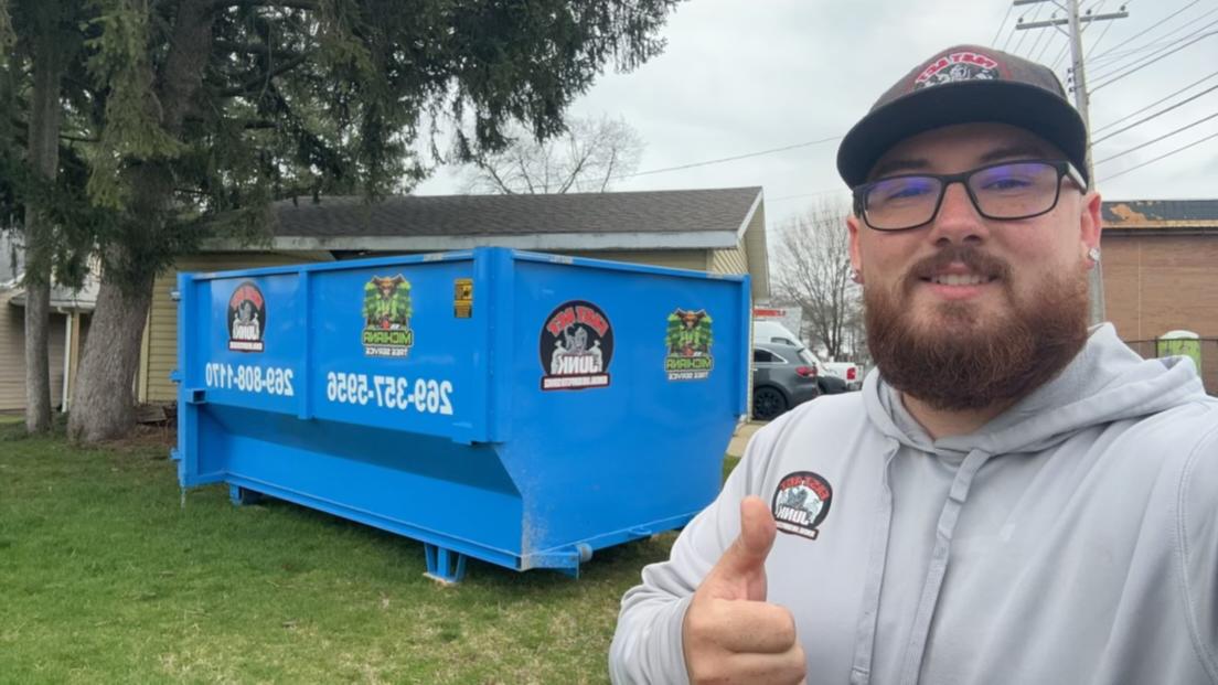 Junkremovalfa's tweet image. 🚨 Ready to tackle that big project in Mishawaka? Look no further! Our Dumpster Rental Company serving Mishawaka has you covered with our top-notch service and unbeatable prices.  🗑️💪 #MishawakaDumpsterRental #DeclutterWithEase