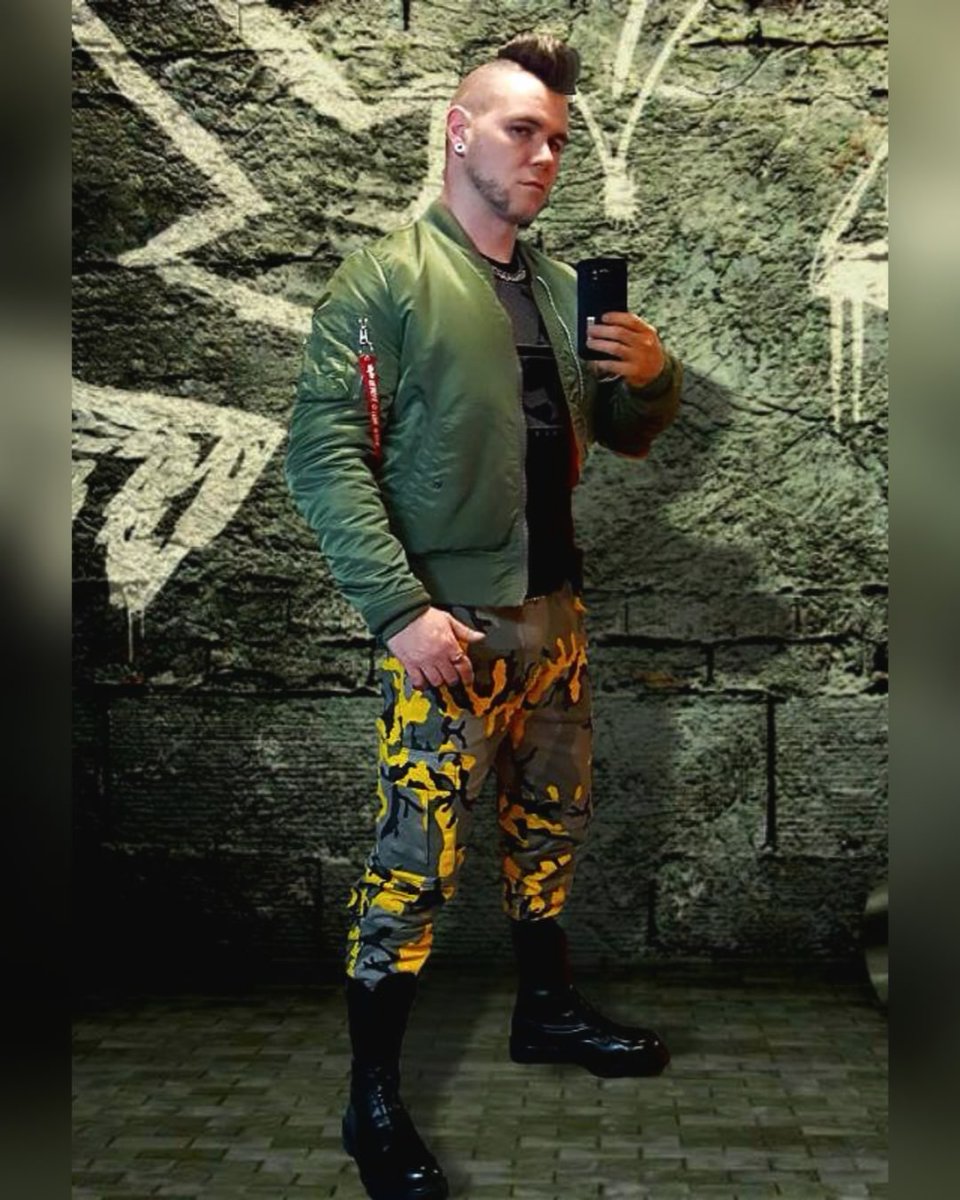 #skinhead #skindheadstyle #rangerboots #boots #woodland #bootfetish #gayskin #gayskinheads #alphaarmy #alphaindustries #cwu #ma1jacket #skinheadtop #gasmask #gasmaske #bootfetish #bootlicker