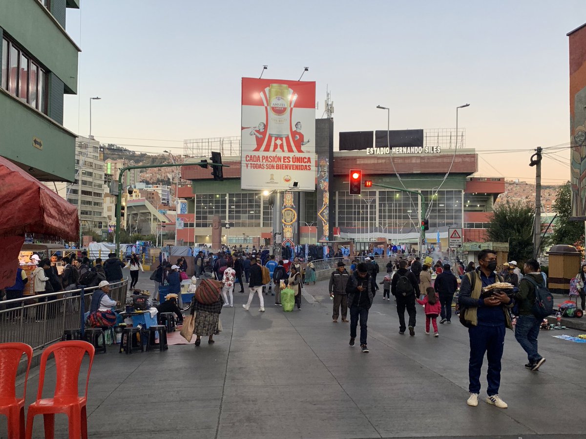 🏟️ | Entrada principal do Hernando Siles há duas horas do jogo Bolívar x Flamengo. #colunadofla