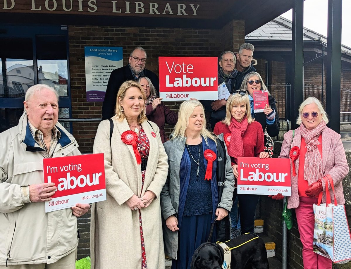 BeccaJ1024's tweet photo. Very positive afternoon in Newport, Isle of Wight speaking to business owners, retail staff and residents. Delighted to be joined by Emily Brothers, Labour's Parliamentary candidate for Isle of Wight East. https://t.co/R8IebSi81j