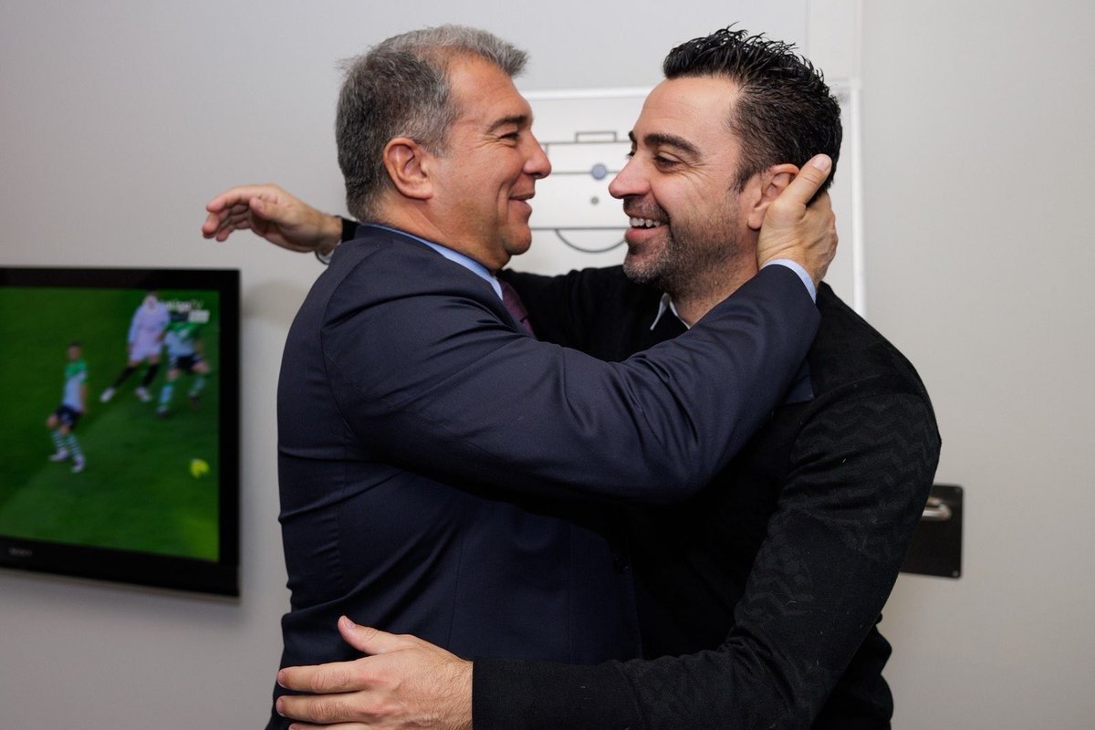 🚨 Según varios medios, tras la reunión de Xavi y Deco ya estaba prevista que Xavi NO SIGUIESE. Fue luego, tras la reunión en casa de Laporta, donde la situación da un giro y Xavi siga.