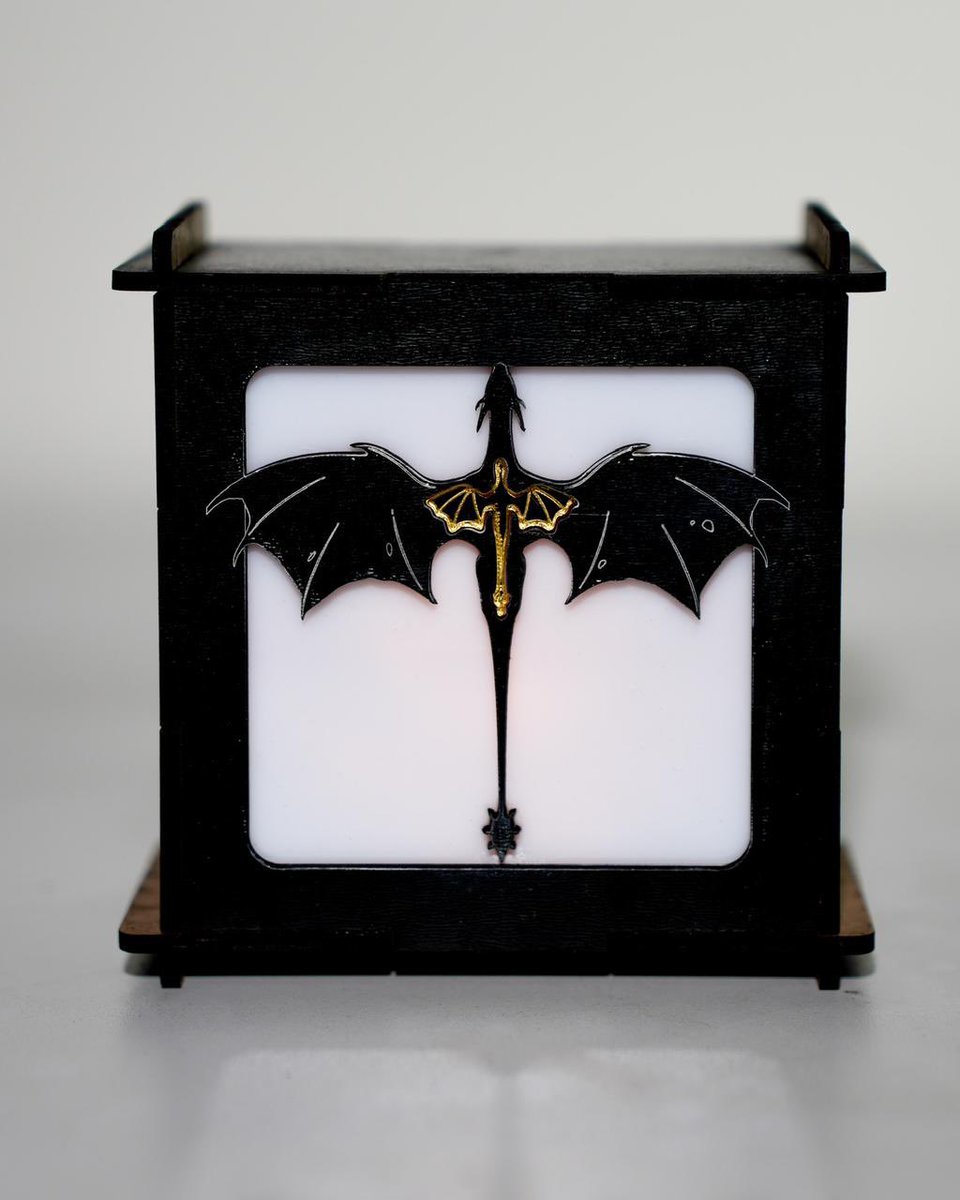 Essa luminária de quarta asa tá simplesmente a coisa mais fofa do mundoooo 😭 
Fourth wing vc sempre será famoso 🖤