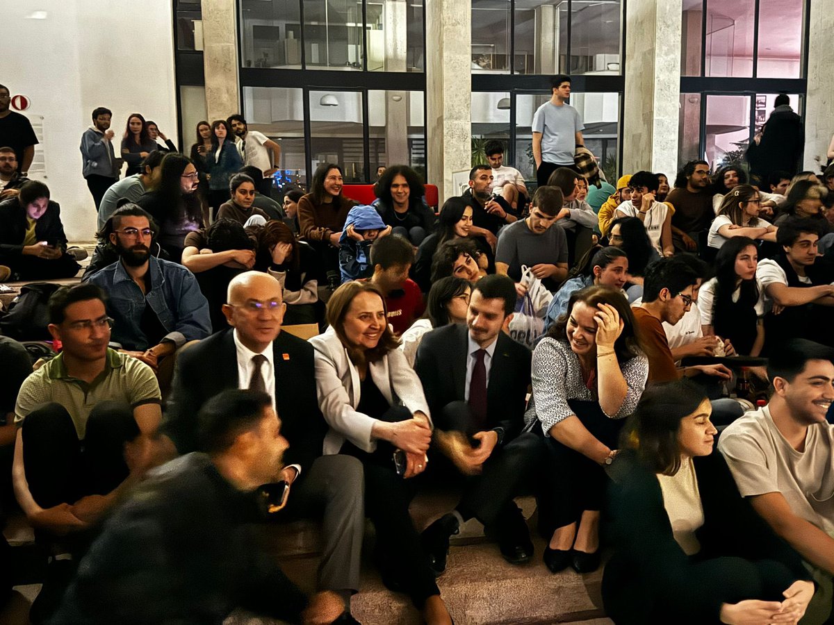 Çankaya Belediye Başkanı Hüseyin Can Güner, ODTÜ Rektörlüğü’nün Devrim Stadyumu’nu Bahar Şenliği’ne yasaklama kararını protesto eden ODTÜ’lülere destek verdi.

Çankaya Belediyesi’nin rektörlüğün izin vermesi halinde Bahar Şenliği’ne gerekli lojistik desteği sağlayacağı açıklandı.