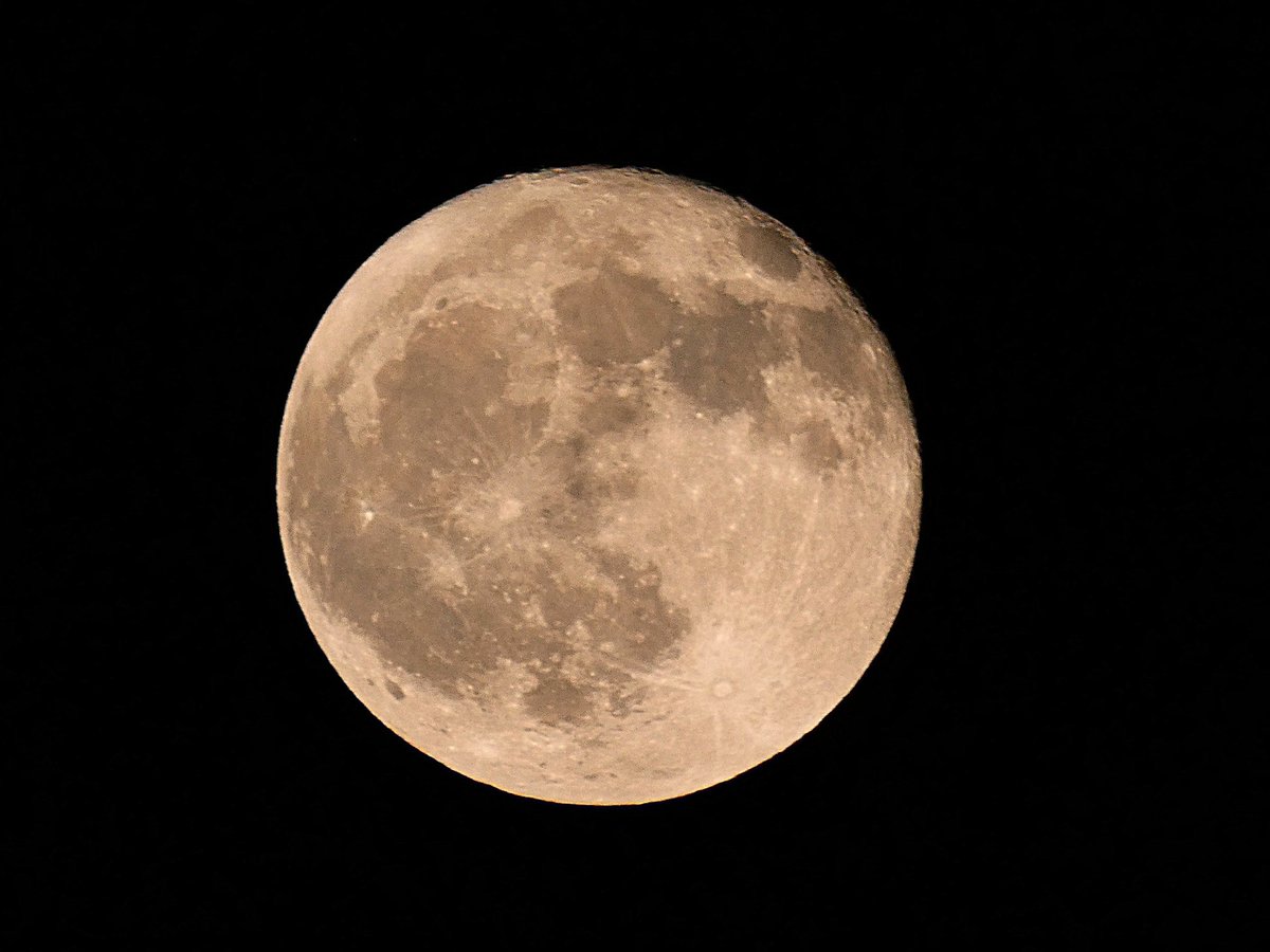 Tonight's still pretty full (99.3% lit) waning Moon! @StormHour @ThePhotoHour @MoonHourSocial #MoonHour