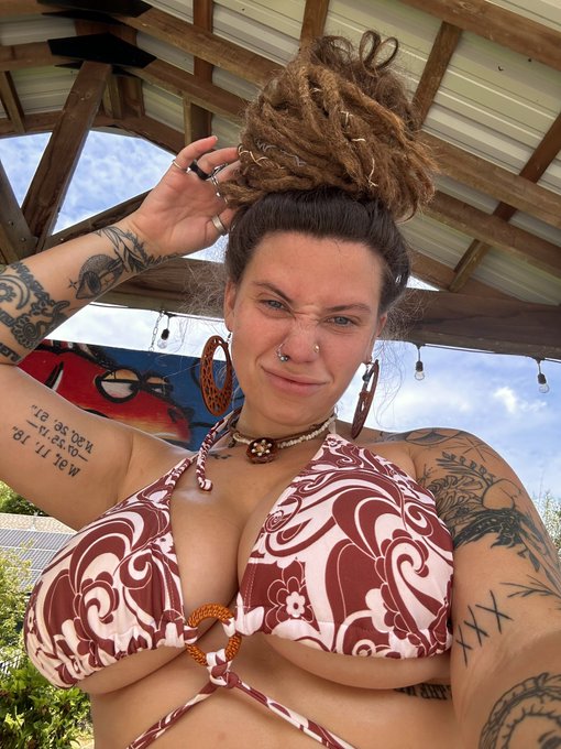 2 pic. titties as big as my head 😂 https://t.co/yzOAkHFCEk