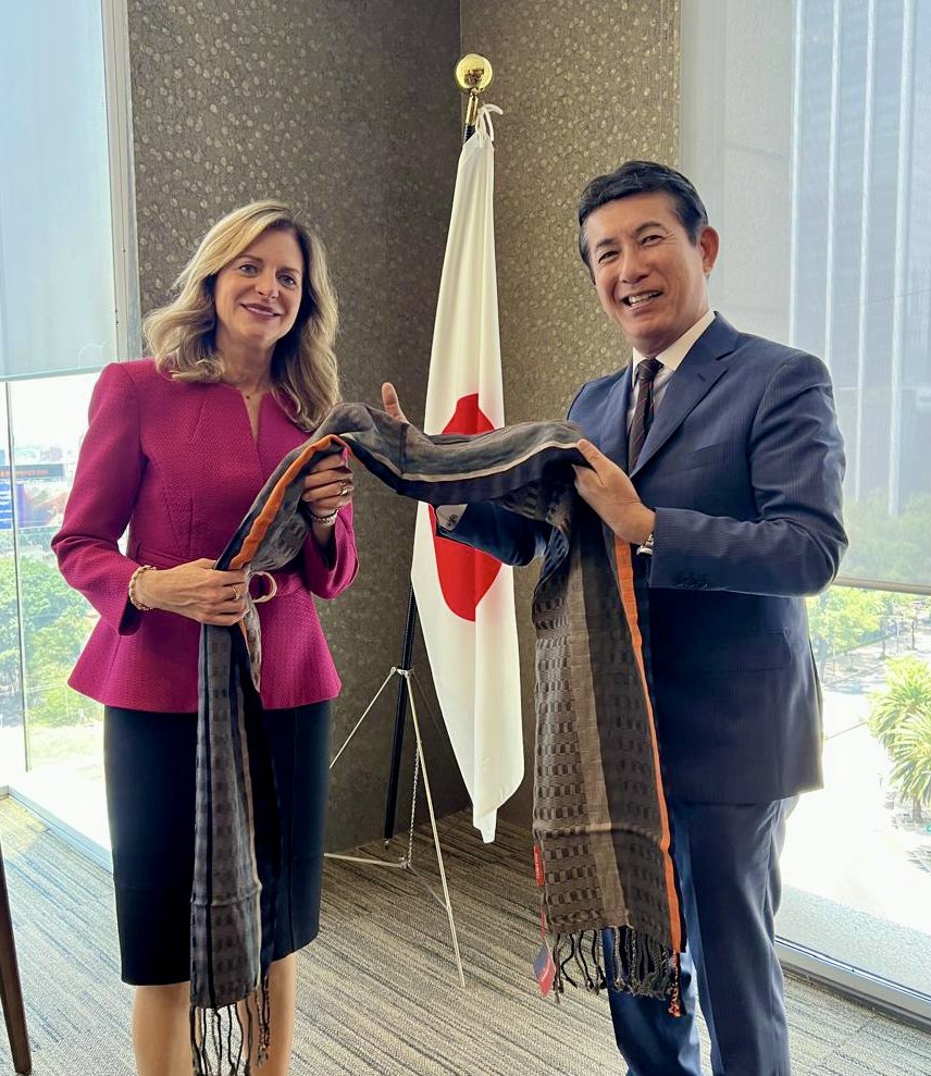 Hoy en un encuentro con @embjpmx seguimos tejiendo el compromiso con la equidad de género. Gracias a Japón por su apoyo al trabajo de @UNFPA en Mexico y en el mundo. Continuaremos creando #hilosdeesperanza