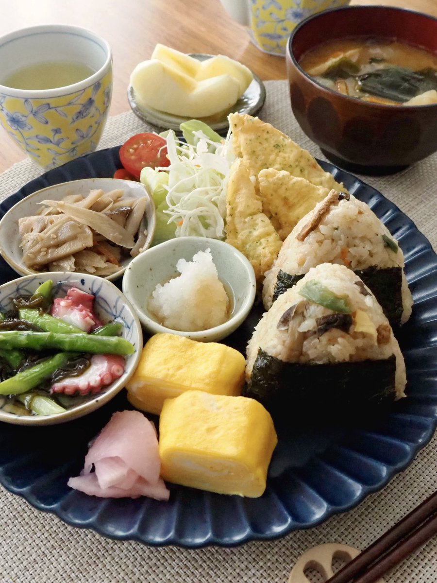 今日の朝ごはんはタケノコの磯辺揚げと炊き込みご飯のおにぎり。冷凍庫に隠しといた🍙🤣