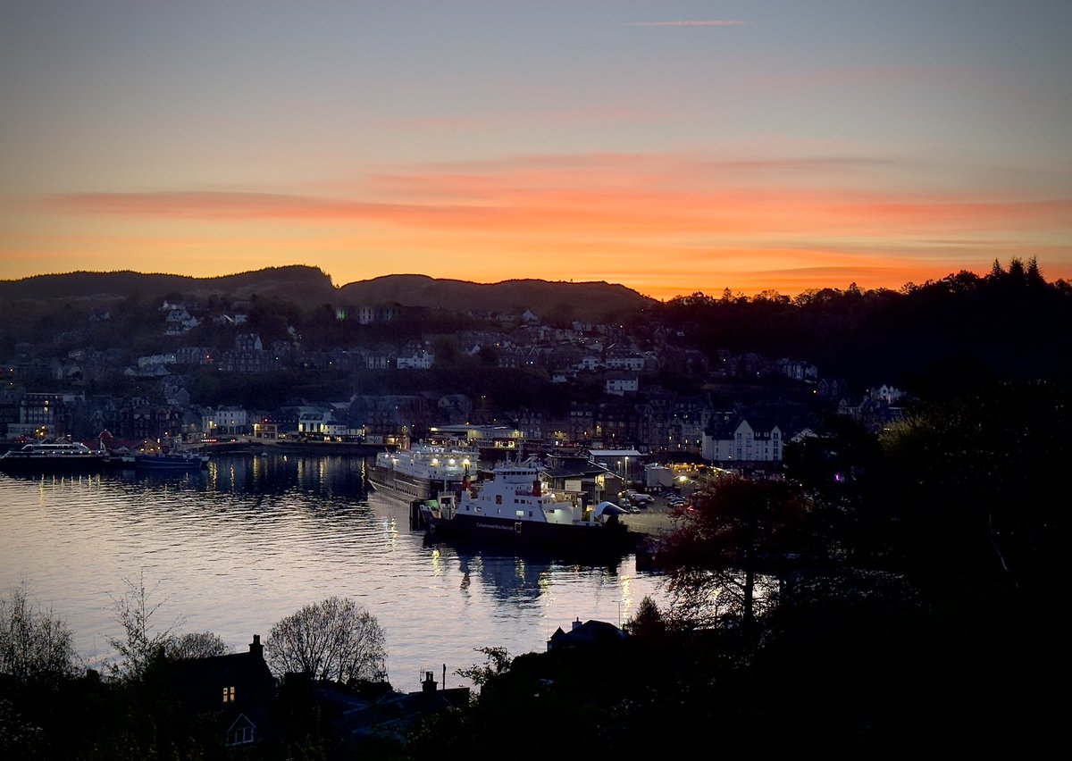 Sunrise in the Little Bay 🏴󠁧󠁢󠁳󠁣󠁴󠁿 gateway to the islands… early morning starts are easy when yous viewing this 🥰 #scotland #sunrise #oban #loveoban