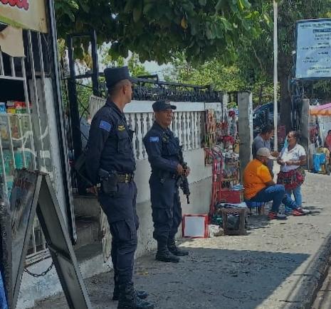 📍La Paz Las zonas de comercio en Zacatecoluca son seguras, gracias a los patrullajes de los equipos policiales. Verificamos que ningún delincuente amedrente a la población. #GuerraContraPandillas