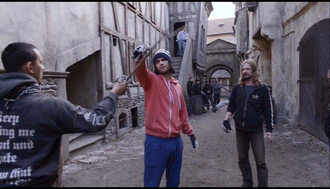 #MusketeersEurope For #ThrowbackThursday let's have a look at the beginning & the end of #TheMusketeers season 1 ⚜️ And now #BehindTheScenes photos of training for episode 10 😍❤️ #Athos #TomBurke #DArtagnan #LukePasqualino #Aramis #SantiagoCabrera #Swordmaster #RomanSpacil